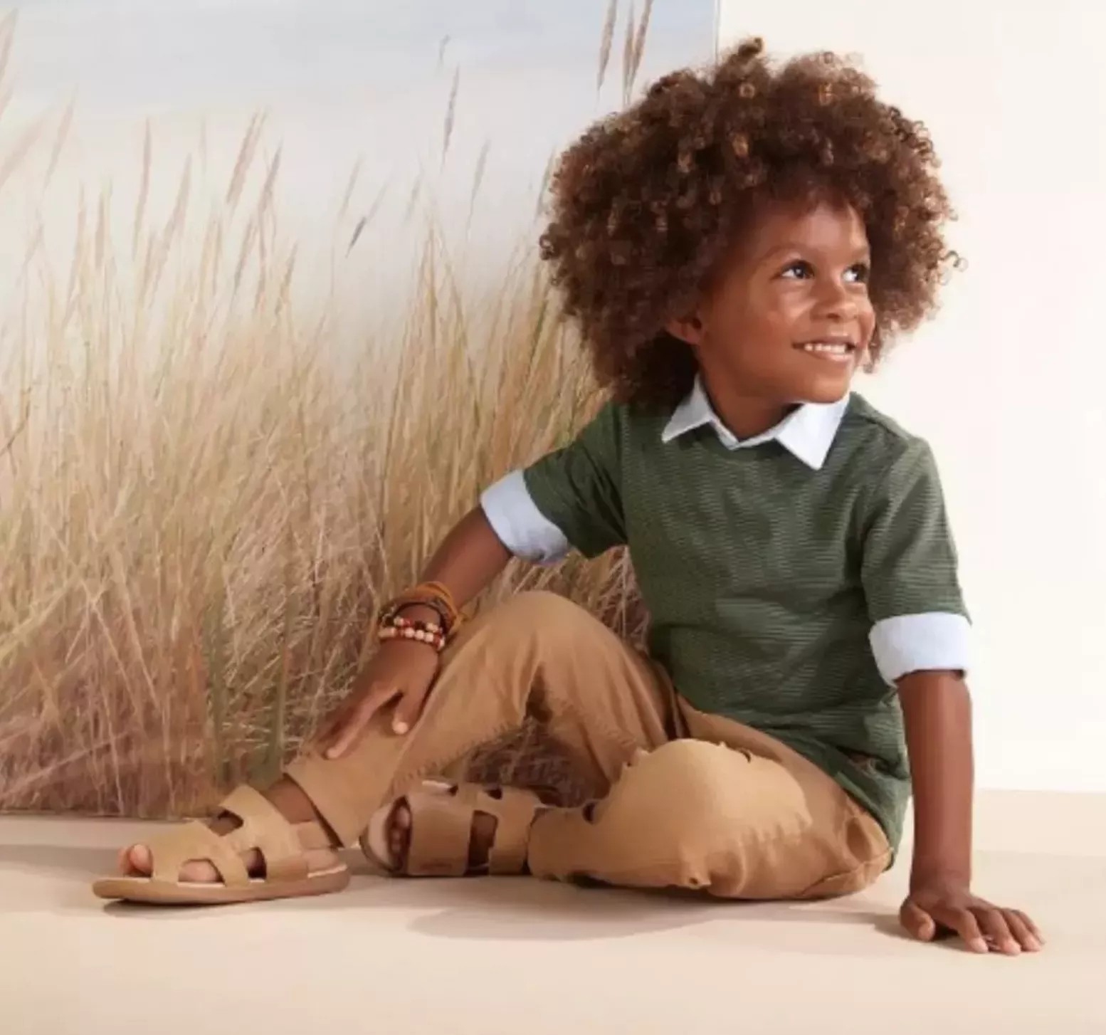 Menino em campanha da loja multimarcas Boys Being Boys