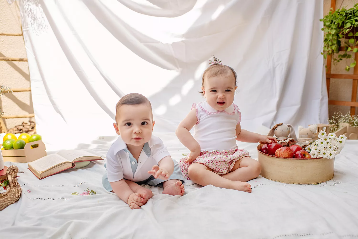 Bebê menino e menina na campanha da nova coleção da moda infantil Passalinho feito com algodão pima orgânico e hipoalergênico