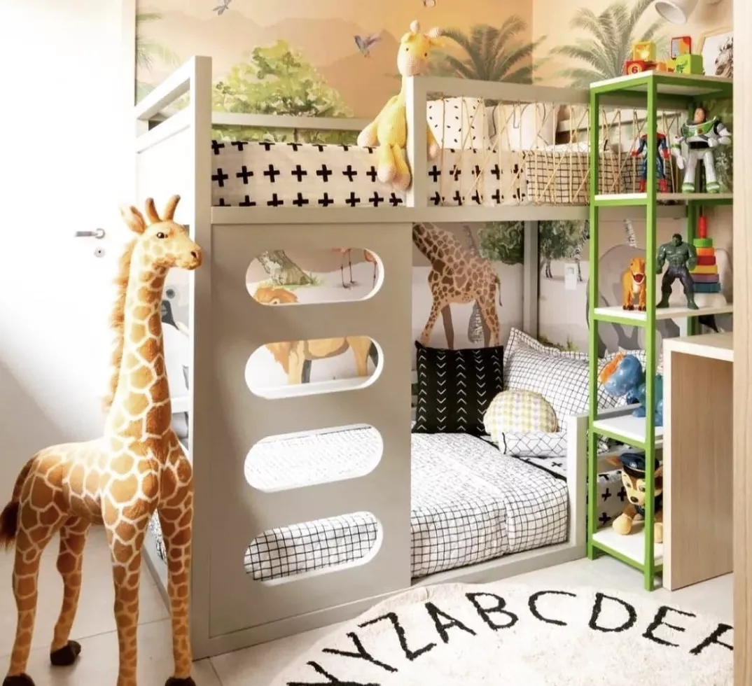Imagem de quarto infantil com tema zoológico e cama beliche