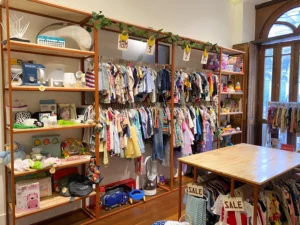 Interior-Loja-Rio-de-Janeiro-Limonada-Moda-Circular-Infantil-Just-Real-Moms