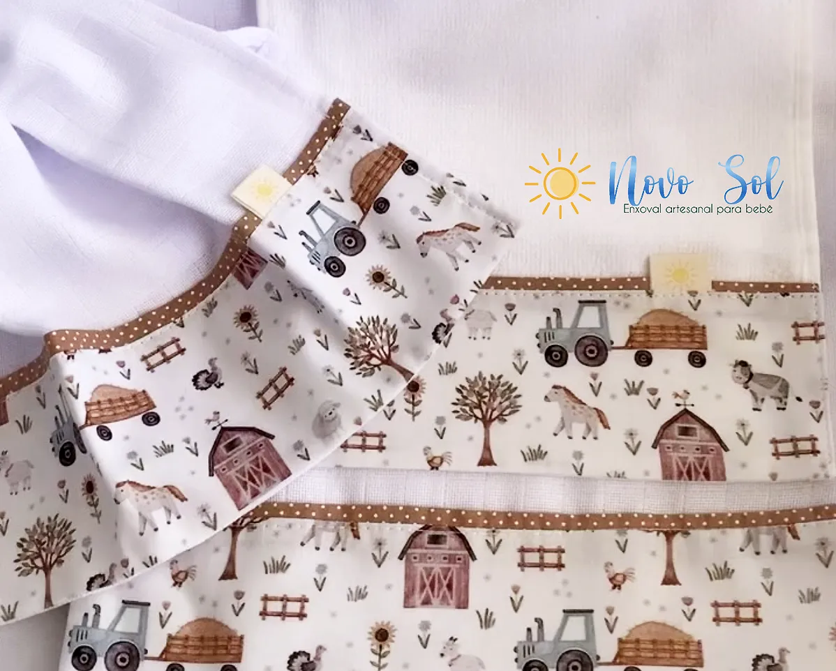 Zoom em peças de enxoval de bebê com estampa de fazenda