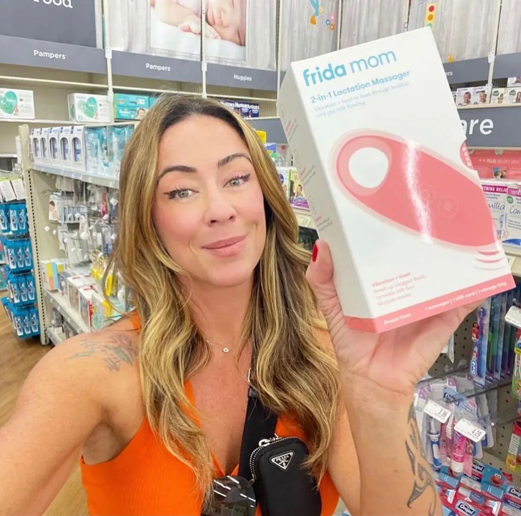 Talu fundadora da Talu Concept Baby segurando um Vibrador e aquecedor portátil Frida Mom