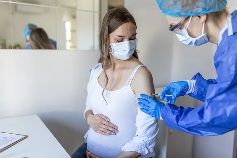 Entenda a importância calendário de vacinação para mamães e bebês