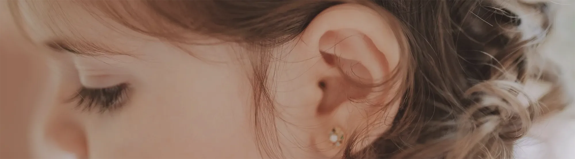 Close de menina pequena usando brinco da Violette Joias