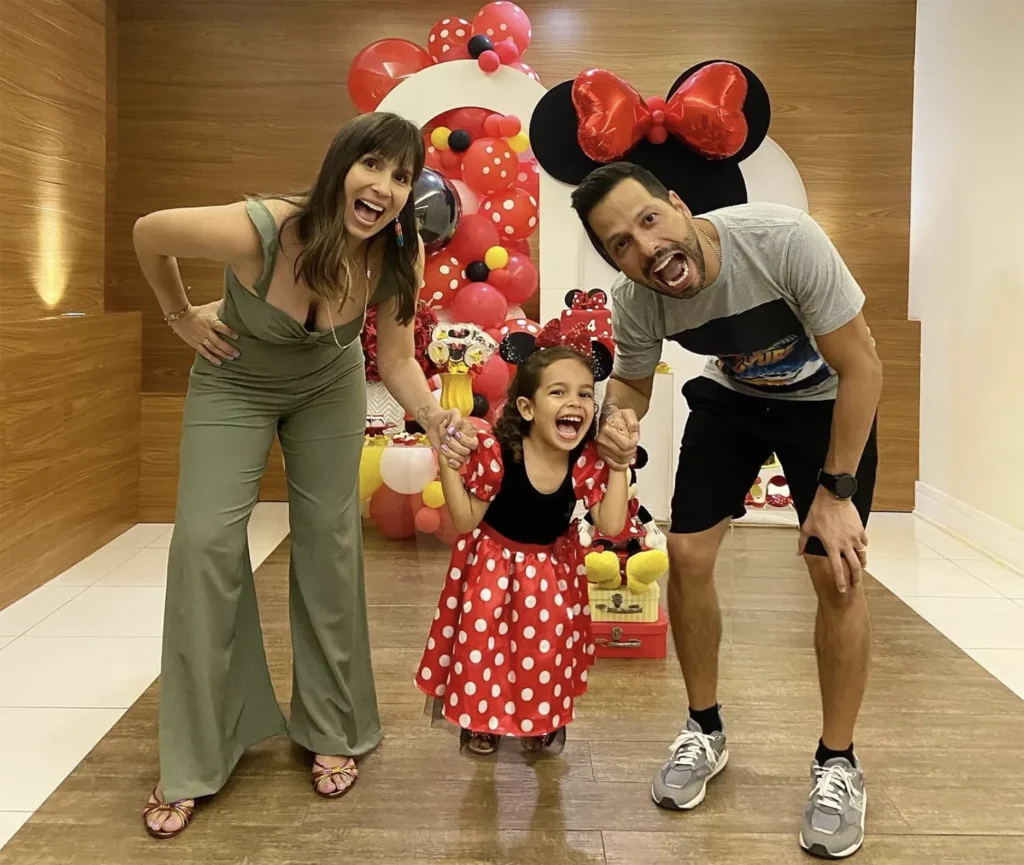 Karina Godoy com marido na festa infantil com tema Minnie de 6 anos de sua filha