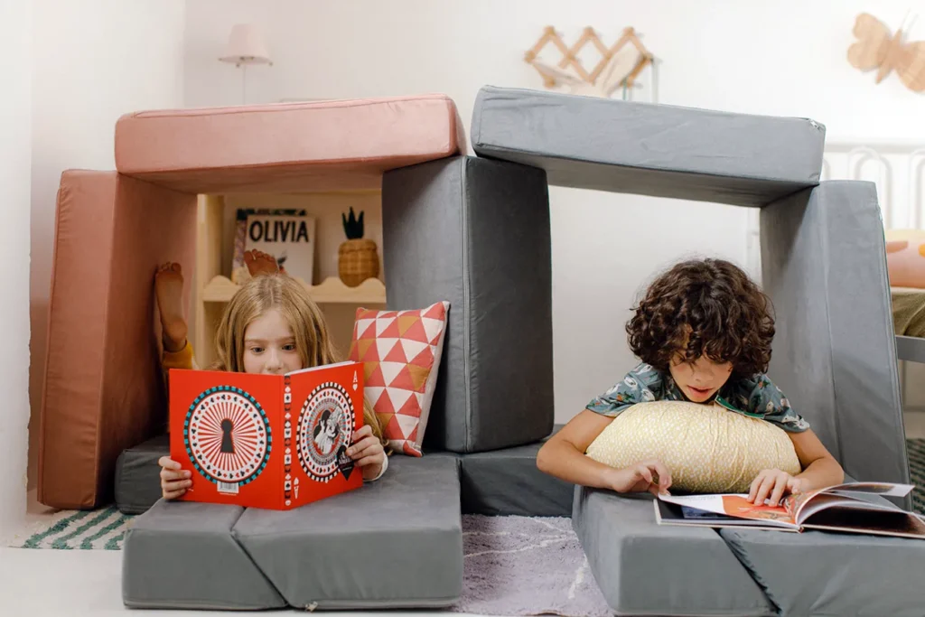 Menino brincando com sofá modular da Five Little Monkeys