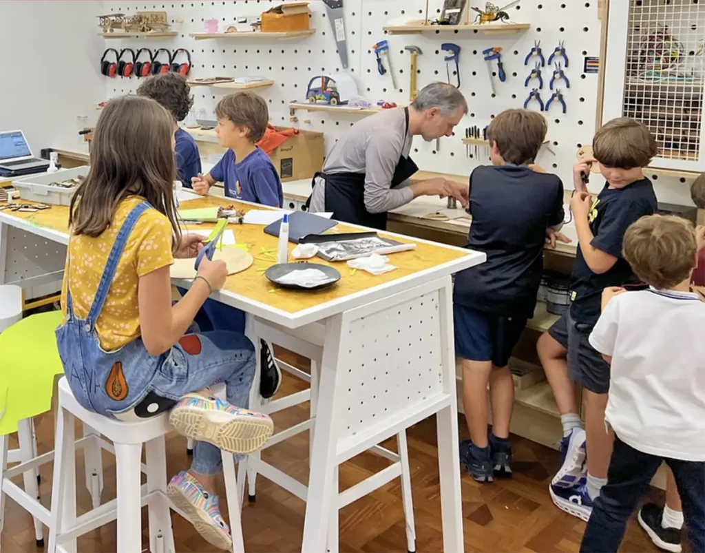 crianças na oficia de férias da Co. Learning