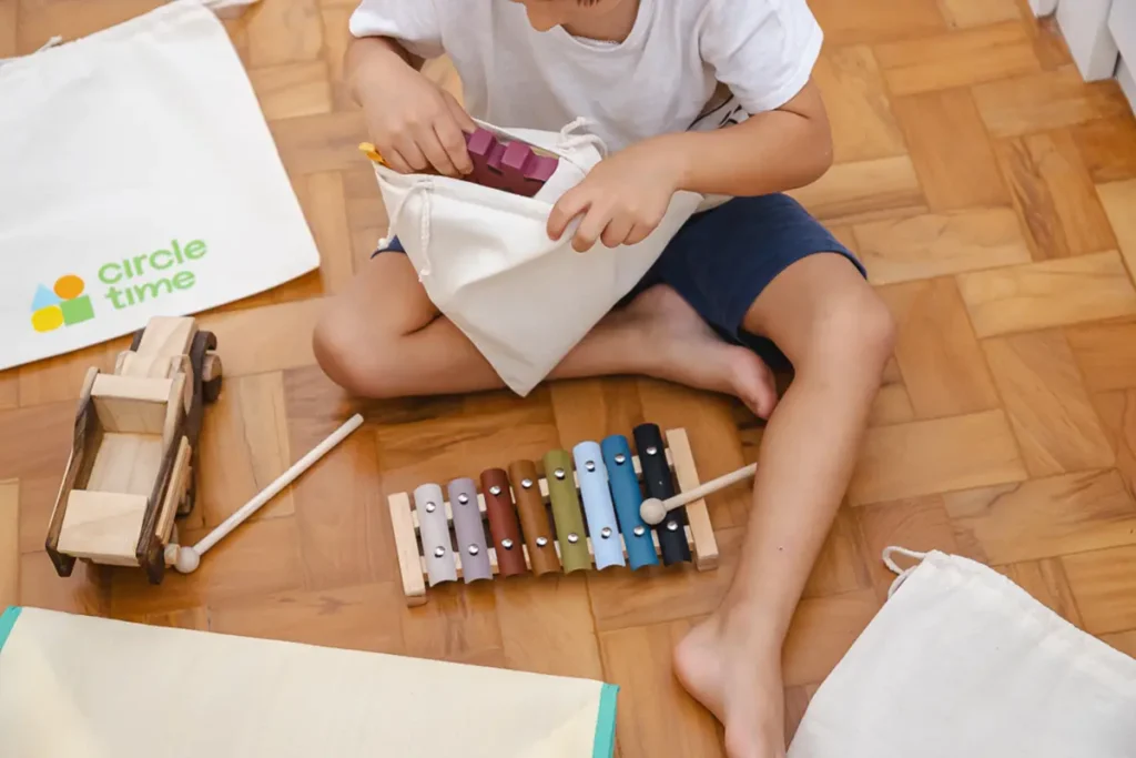 close de uma criança no chão com brinquedos educativos