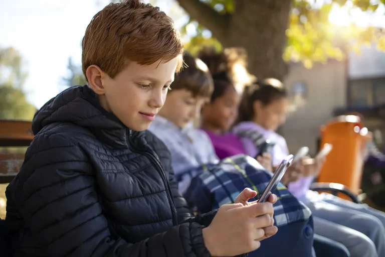 O uso do celular nas escolas e os malefícios para nossos filhos