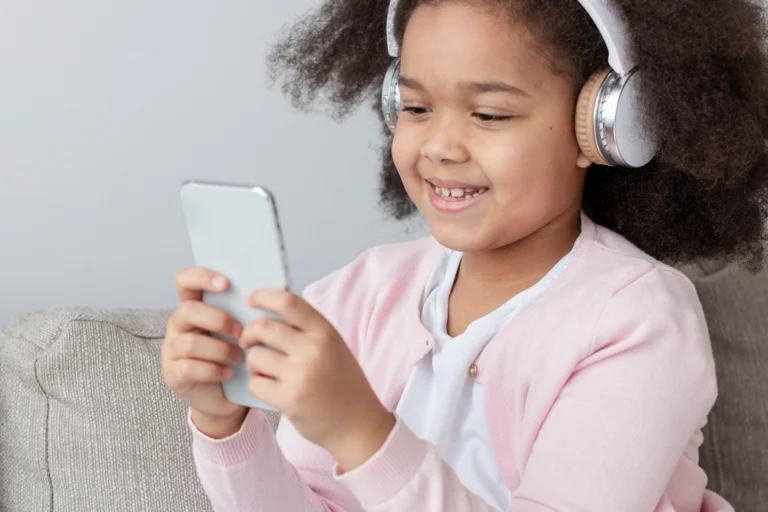 Brincadeiras sem celular: como tirar seu filho de frente das telas