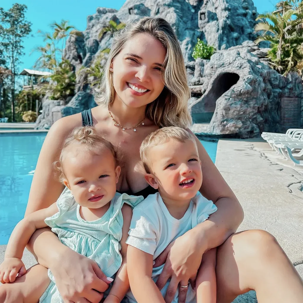 Naila Sampaio e seus filhos ao lado de uma piscina no Tauá Resorts