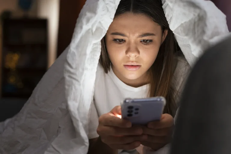 Adolescentes e os Códigos dos Apps: O que precisamos saber?