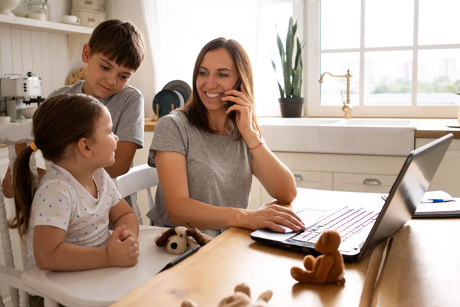 Mãe perto de dois filhos enquanto trabalha - 7 ideias de negócios online para mães que querem trabalhar de casa