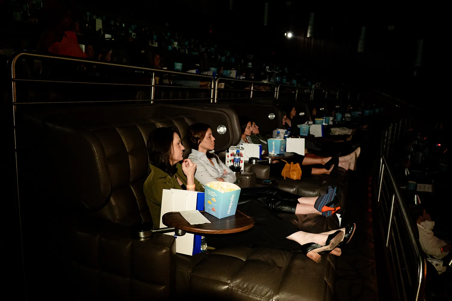 Convidadas assistindo The M Factor no Cinépolis do JK Iguatemi - Just Real Moms