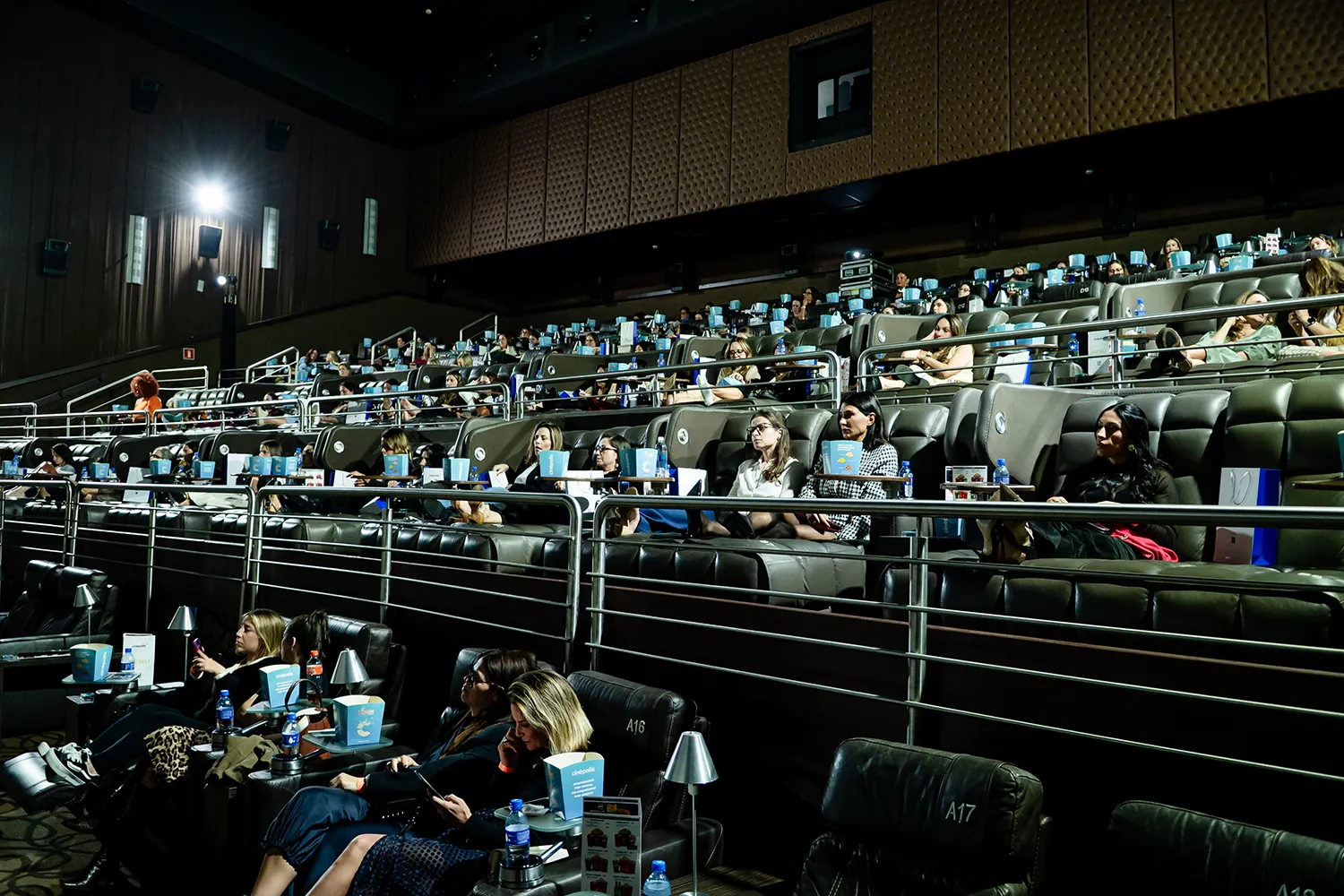 Convidadas no cinema assistindo The M Factor no Cinépolis do JK Iguatemi - Just Real Moms