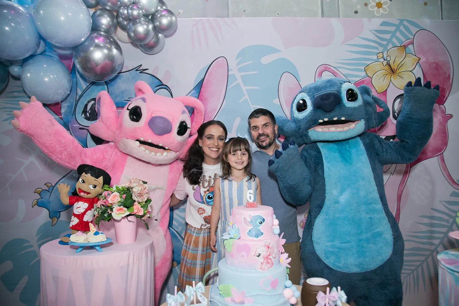 Hora do parabéns na Festa de 6 anos com tema Stitch e Angel