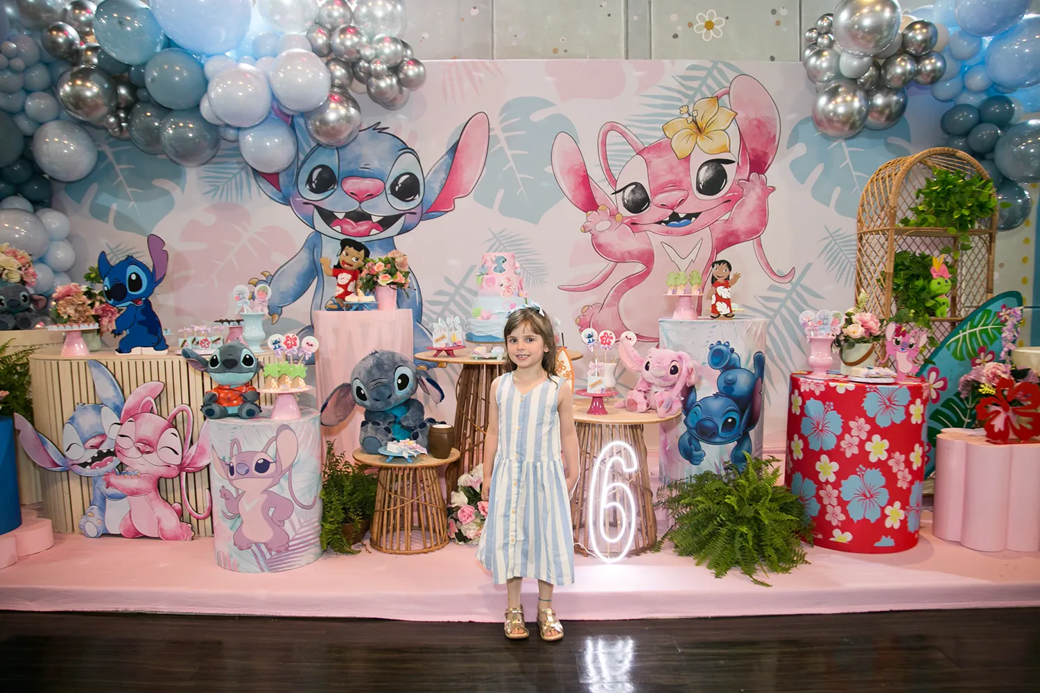 Pipa super feliz na sua Festa de 6 anos com tema Stitch e Angel