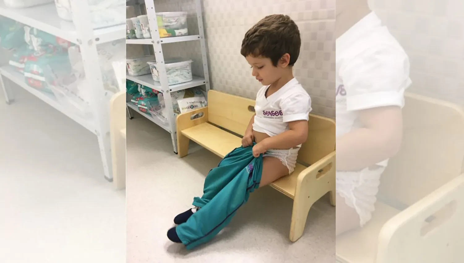 Menino pequeno vestindo calça - Autonomia na infância Menino pequeno tentando vestir calça - autonomia na infância
