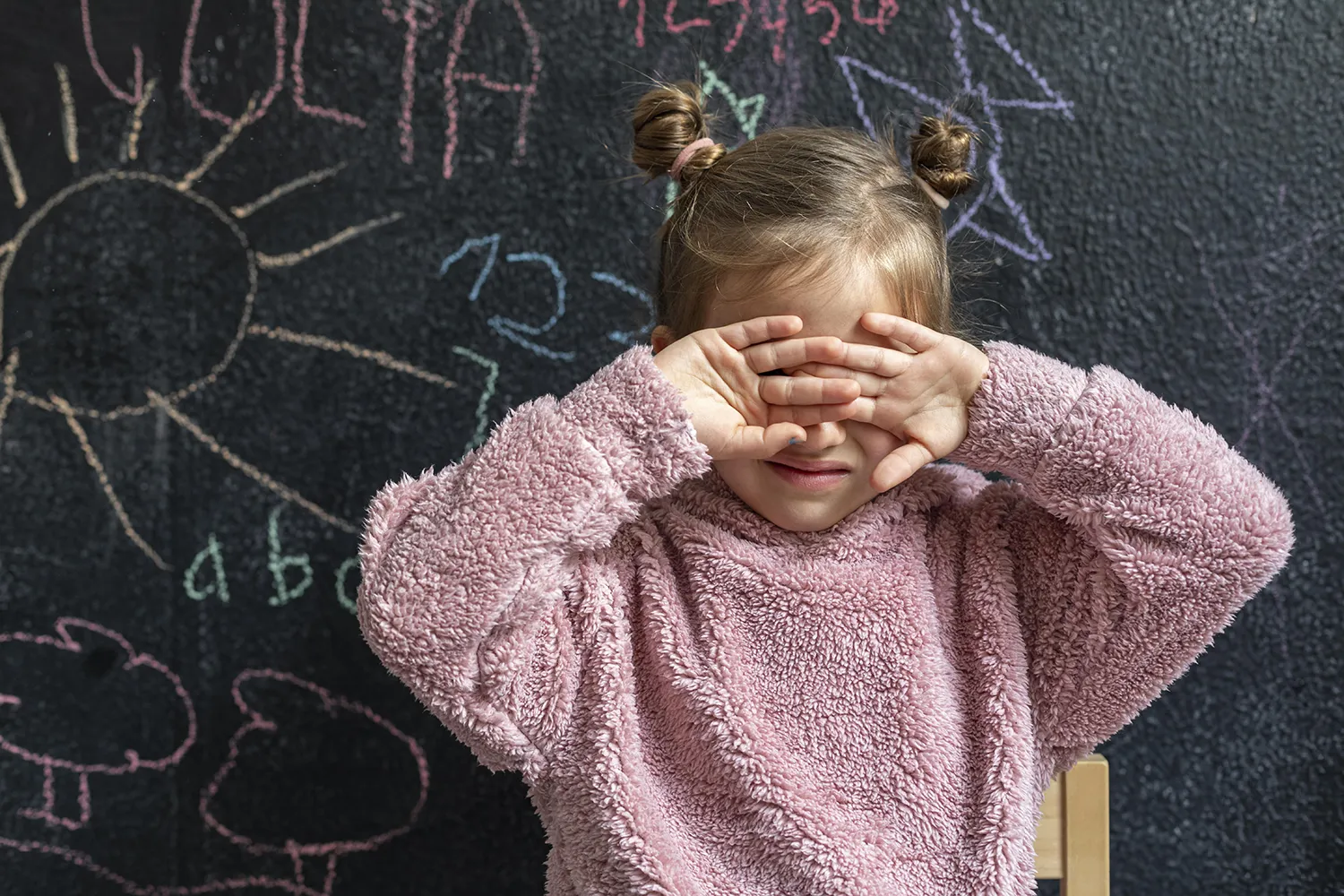 menina pequena fazendo birra por causa da volta às aulas