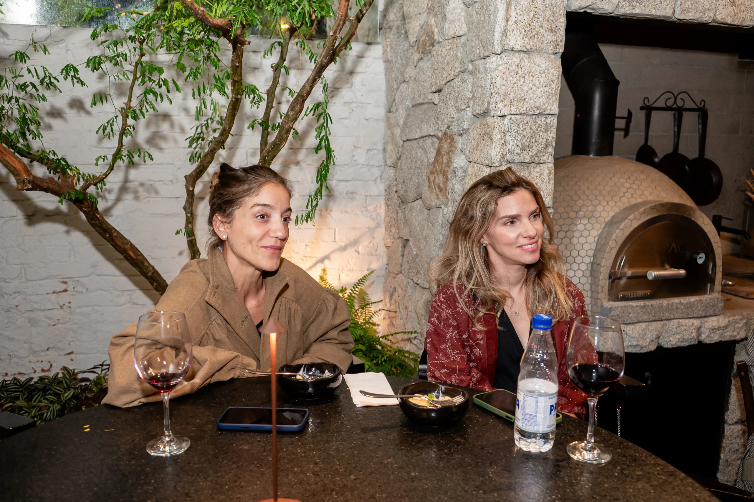 Convidadas sorrindo durante o talk no evento de Inteligência Artificial com as Mães da Pracinha da Vila Nova Conceição