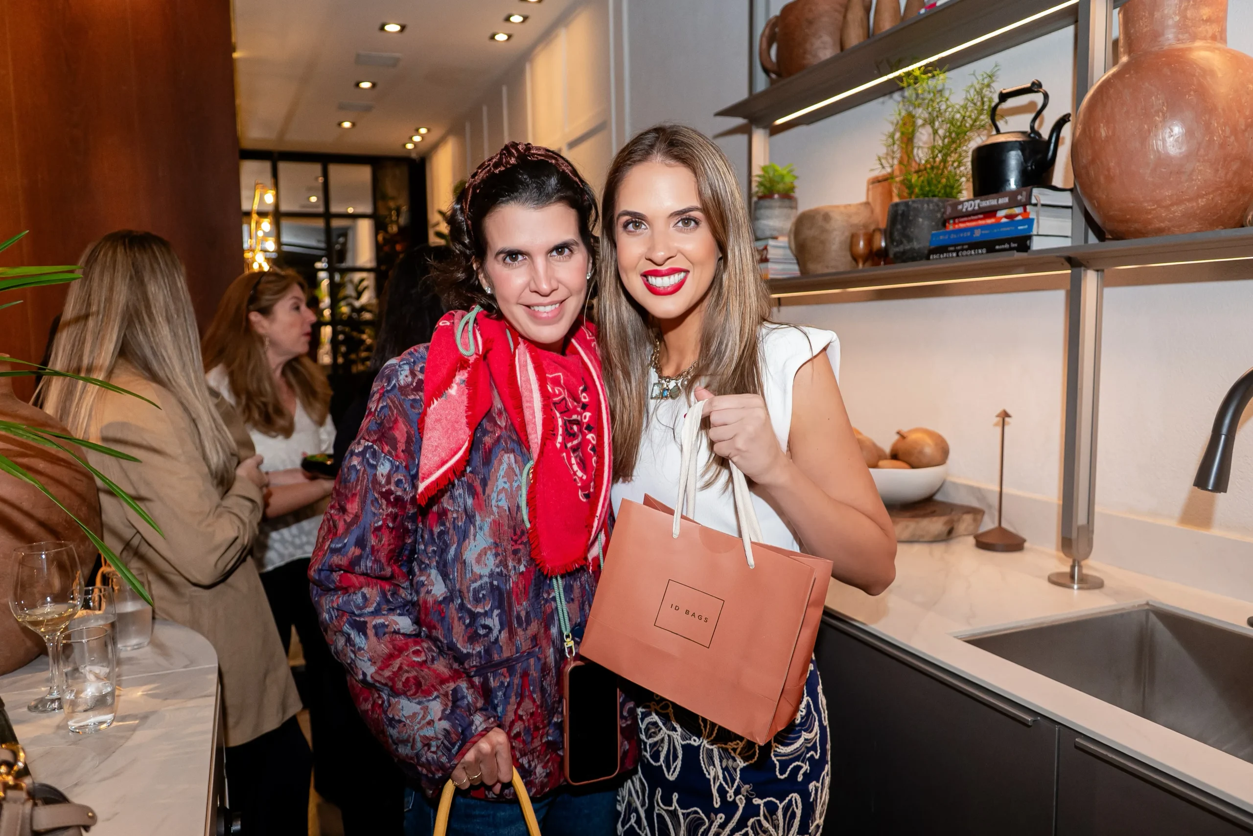 Fê Paronetto e Maria Claudia Palhares da ID Bags no evento das Mães da Pracinha da Vila Nova Conceição e Just Real Moms