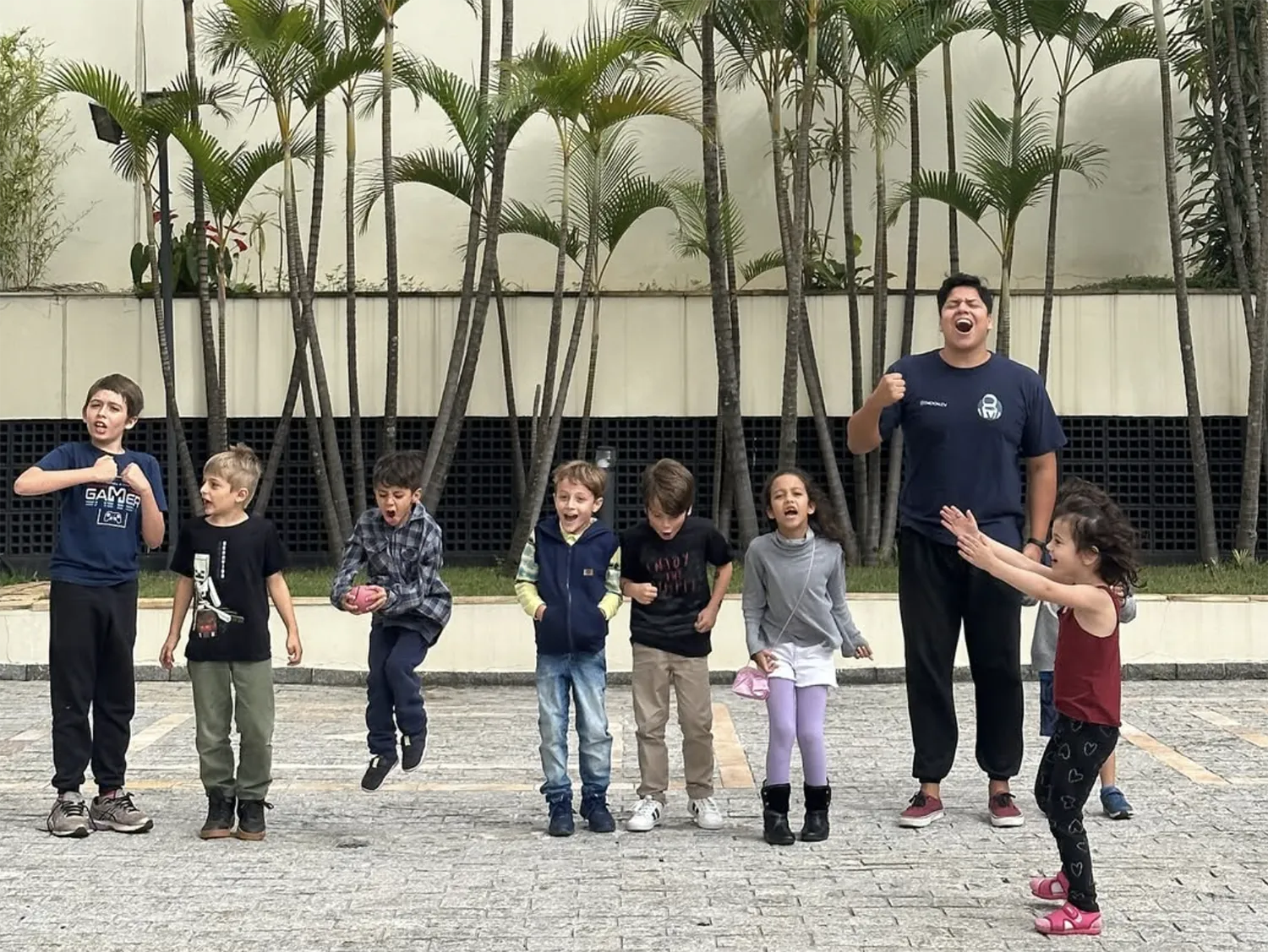 Monitor com crianças em atividade ao ar livre com a E-Moon Eventos