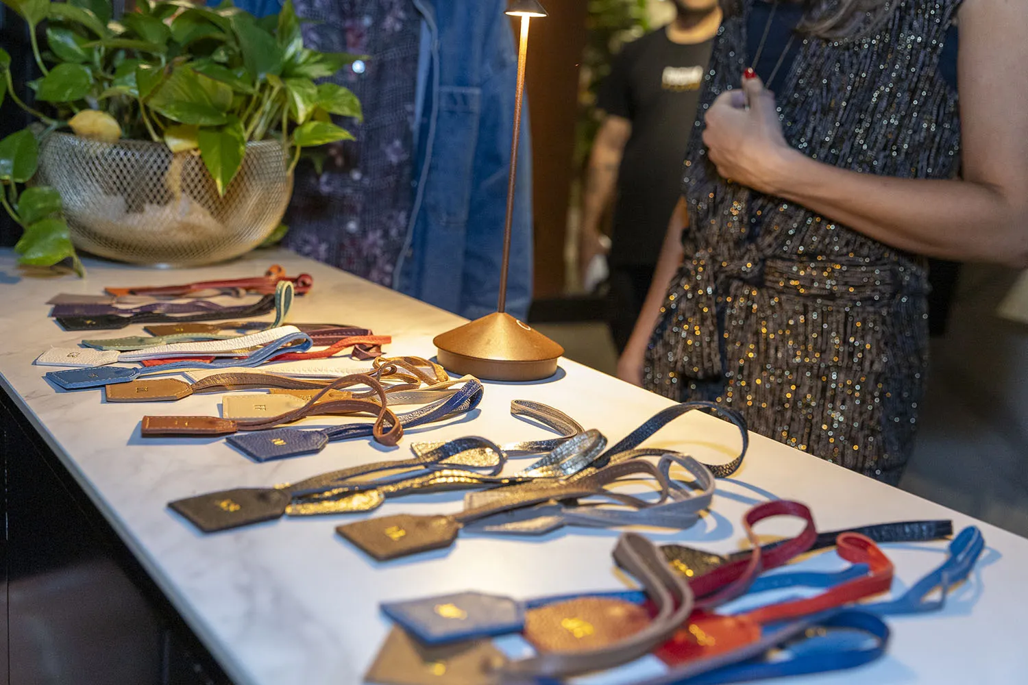 Tags customizados da ID Bags com as iniciais das convidadas no lançamento do High Connection