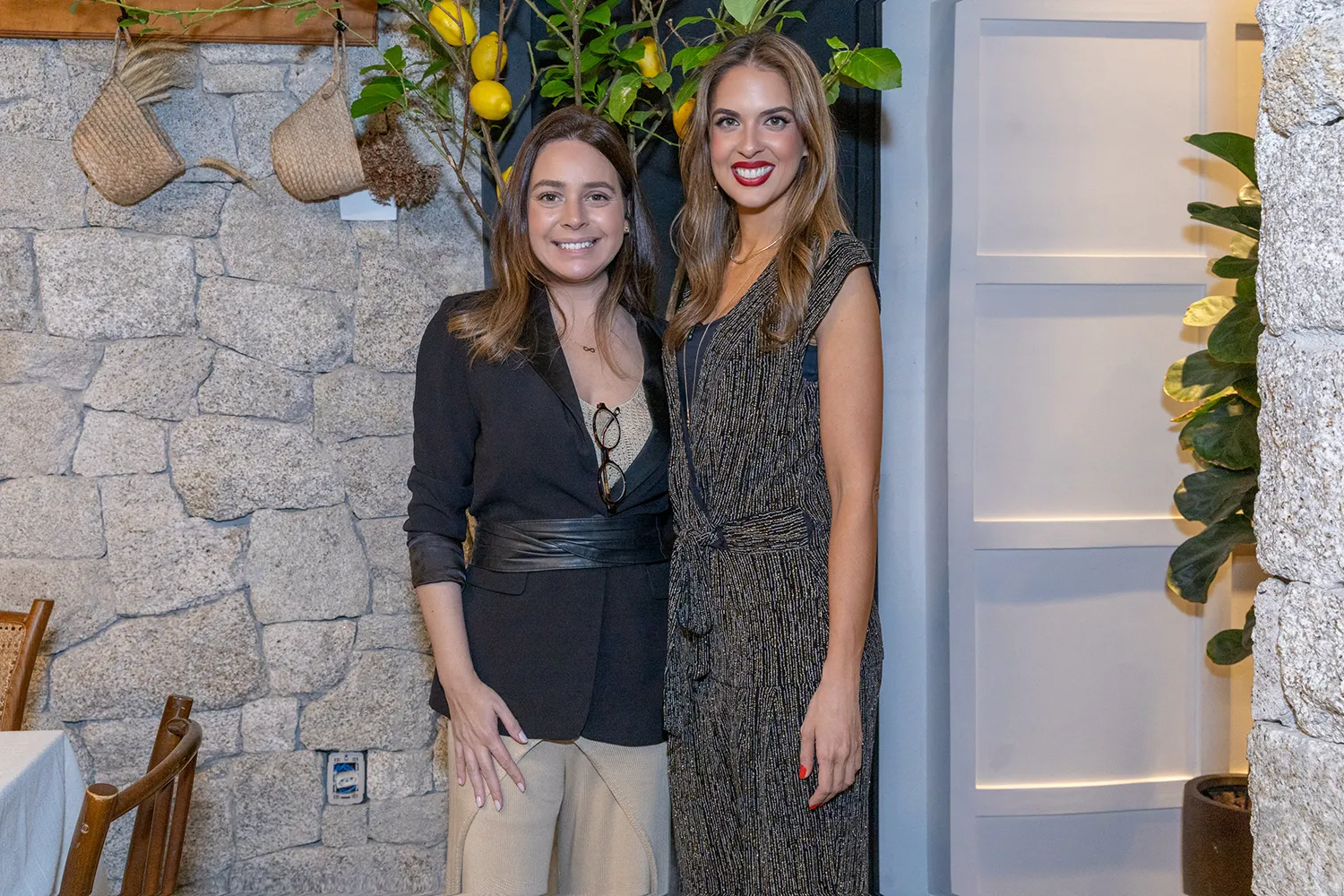 Karina Victorio da Mosaique Jogos com Fê Paronetto no lançamento do High Connection