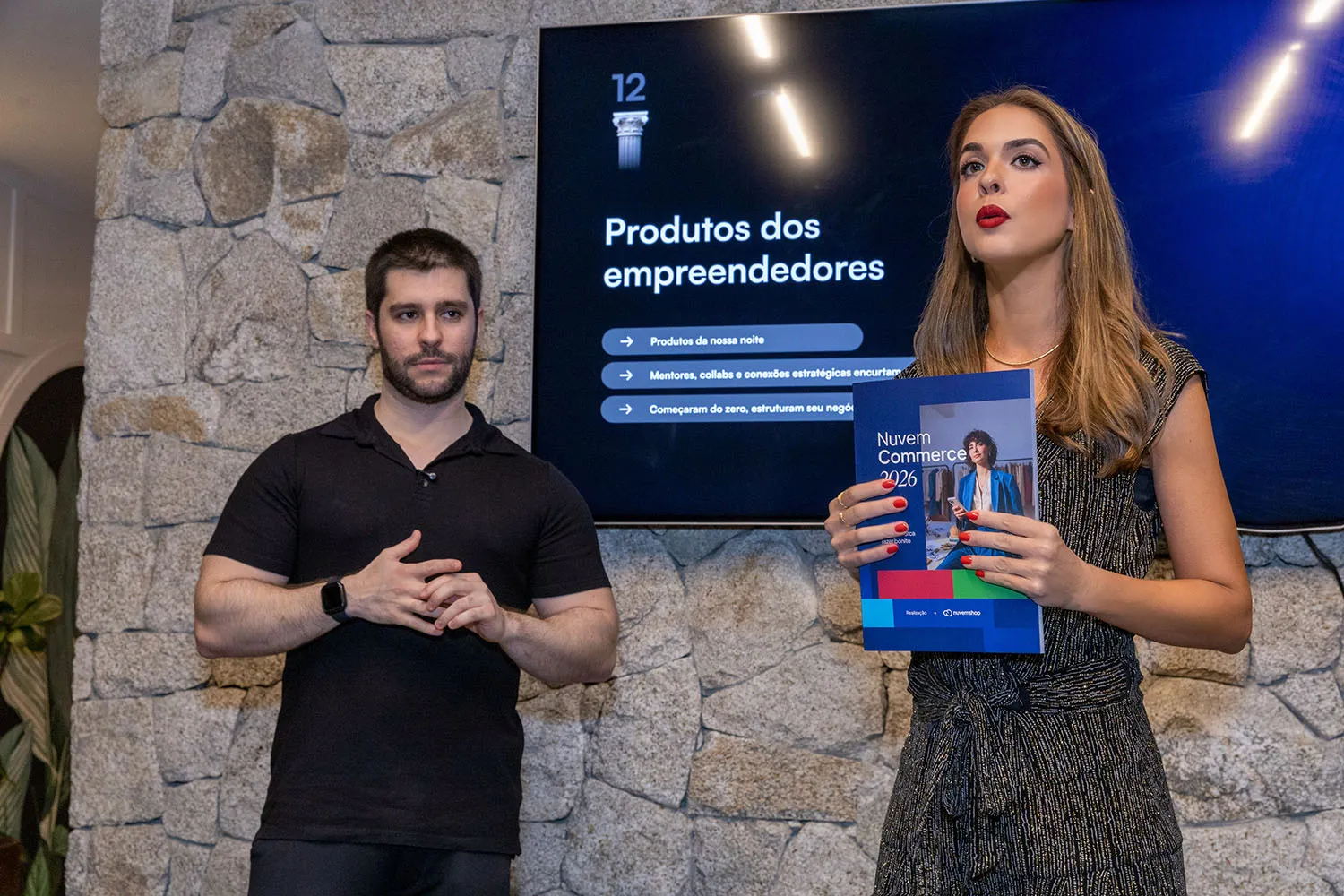 Fê Paronetto apresentando a Nuvemshop no lançamento do High Connection