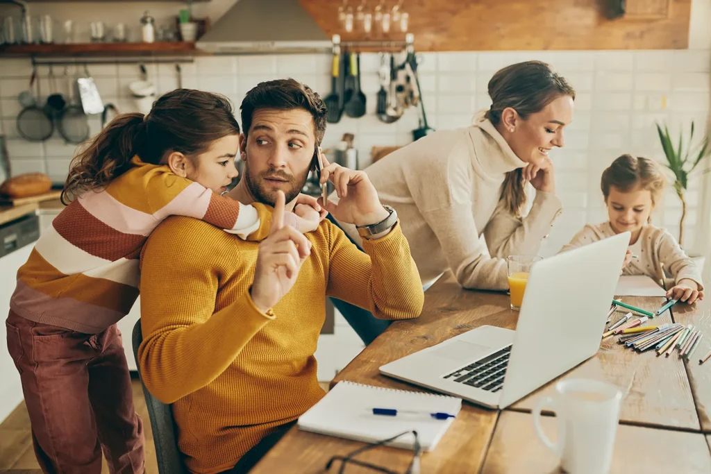 mãe e pai tentando colocar em prática dicas para pais multitarefas