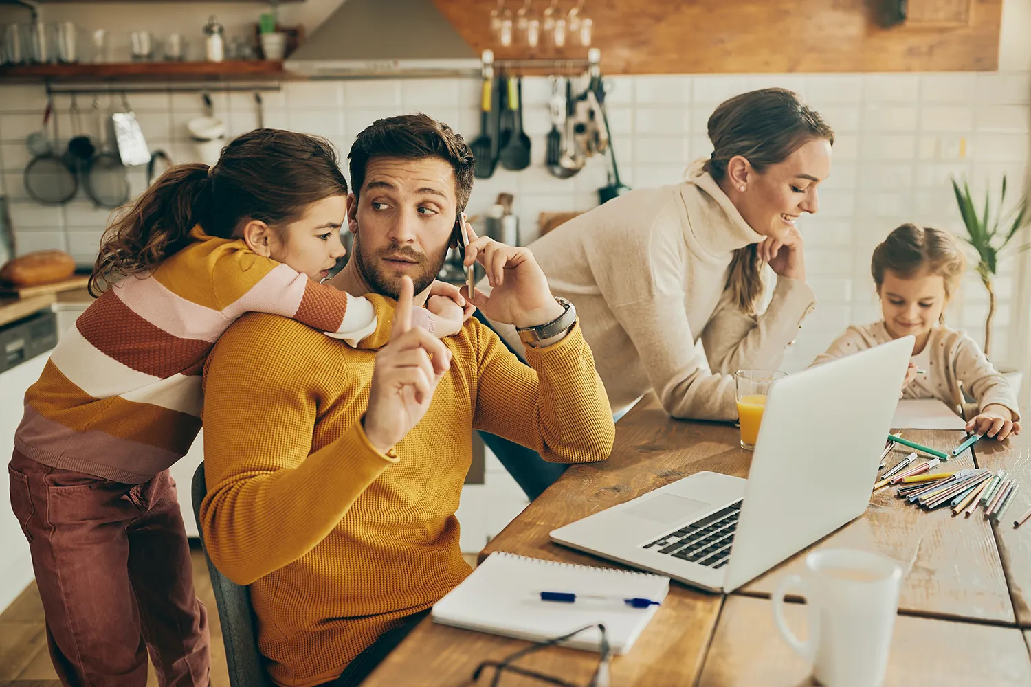 mãe e pai tentando colocar em prática dicas para pais multitarefas