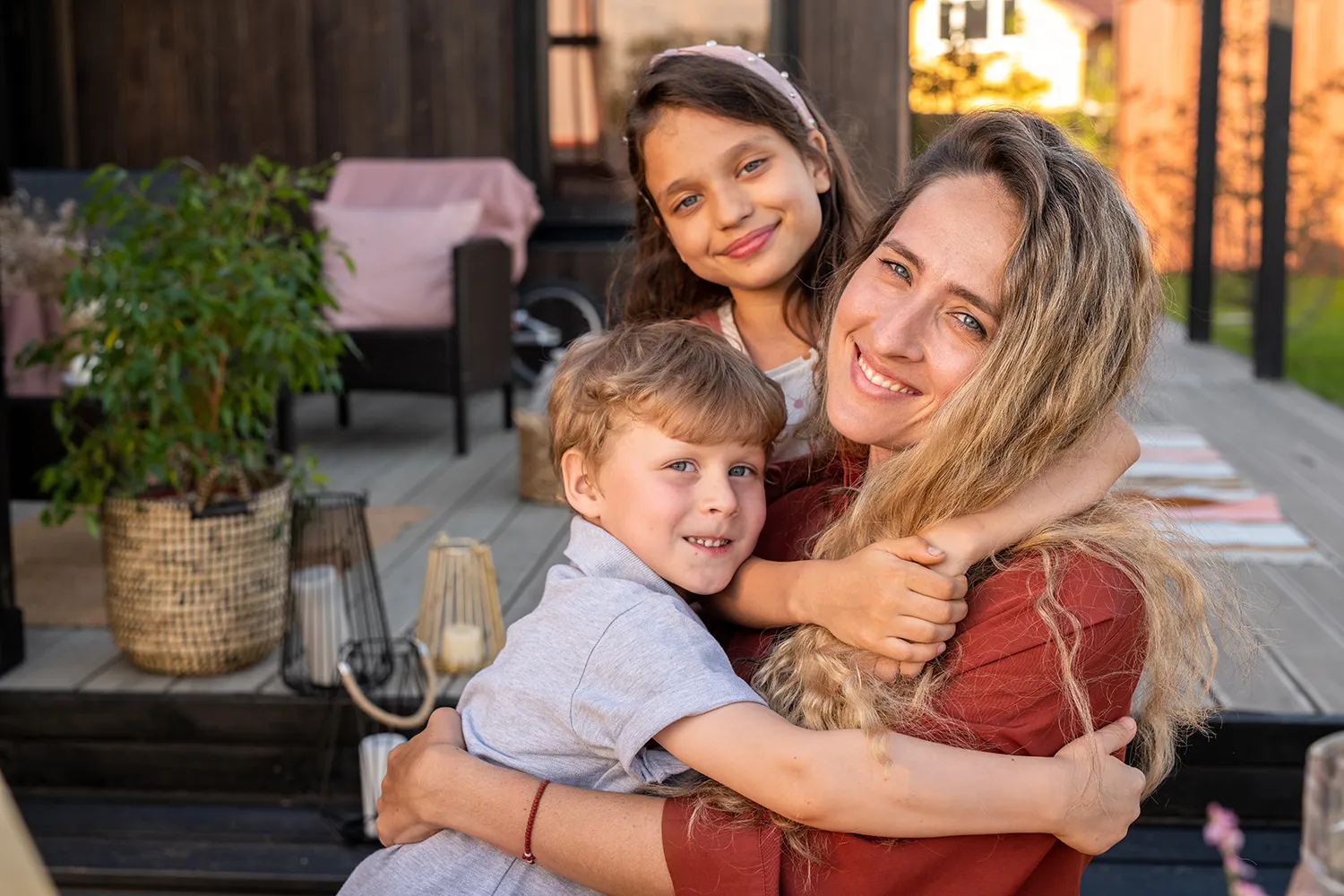 Casal de filhos e mãe no Dia das Mães 2026