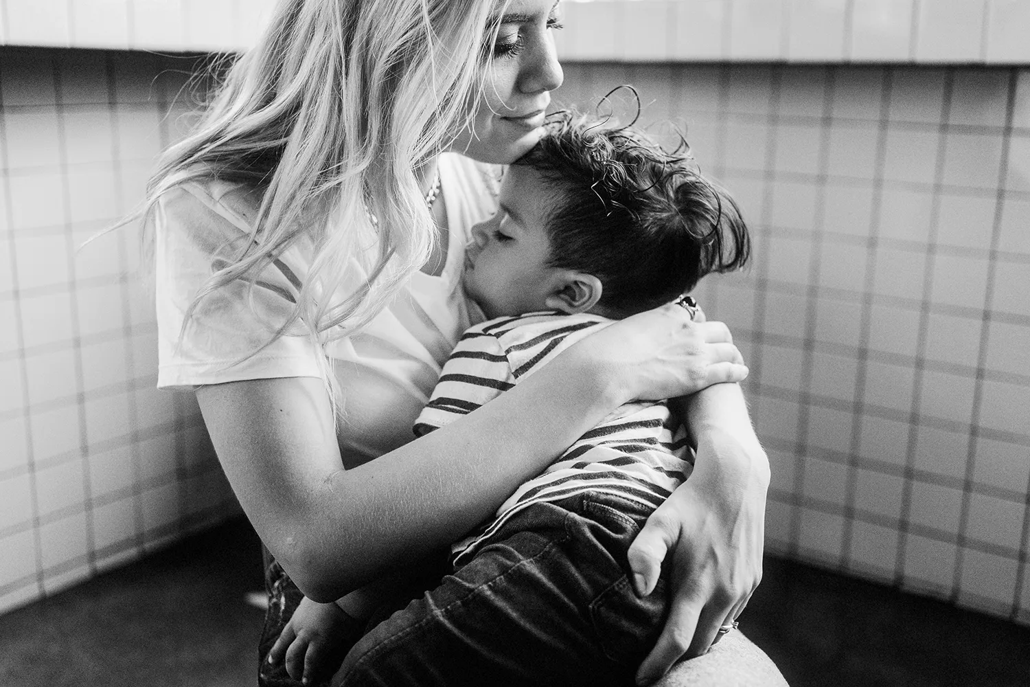 Mãe com filho no colo – exaustão materna