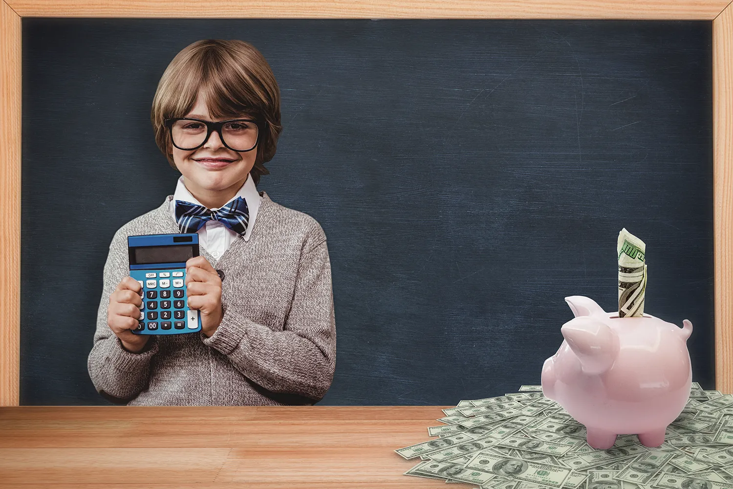 menino pequeno aprendendo educação financeira infantil