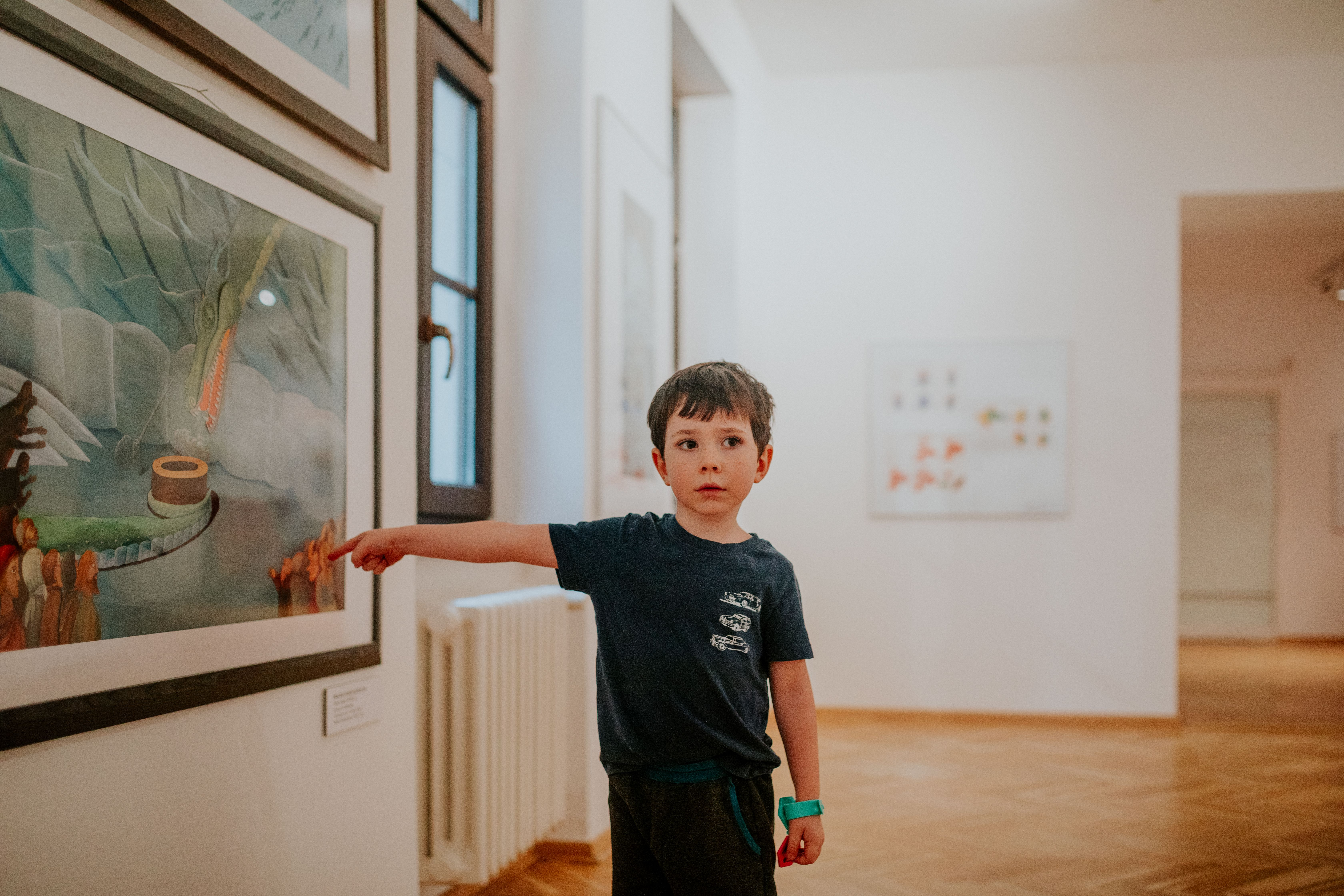 museus gratuitos para crianças criança se divertindo em museu com sua família