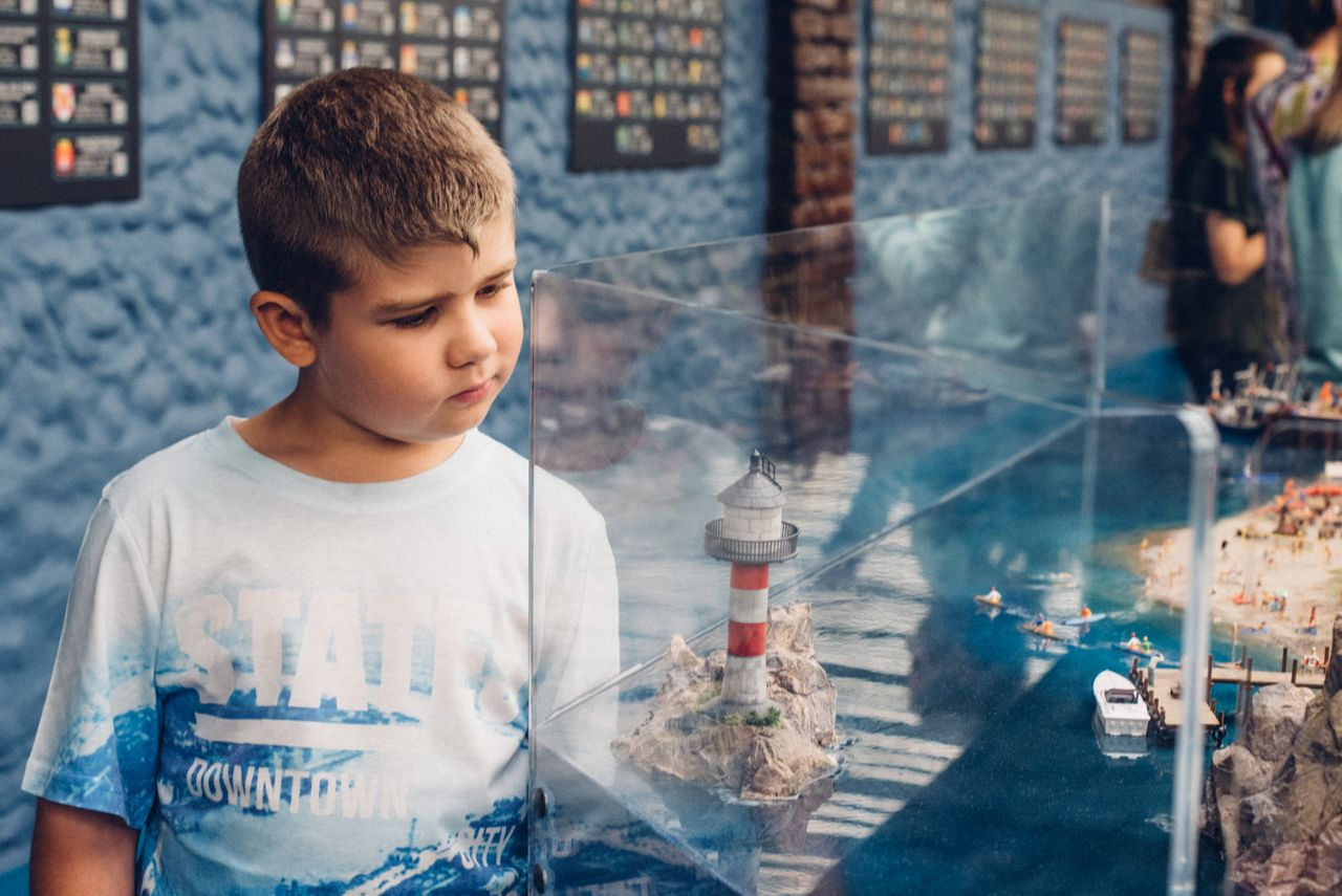 criança impressionada com exposição em museu