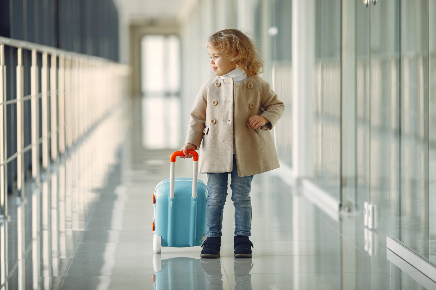 Criança andando no corredor de um aeroporto com destinos no Brasil