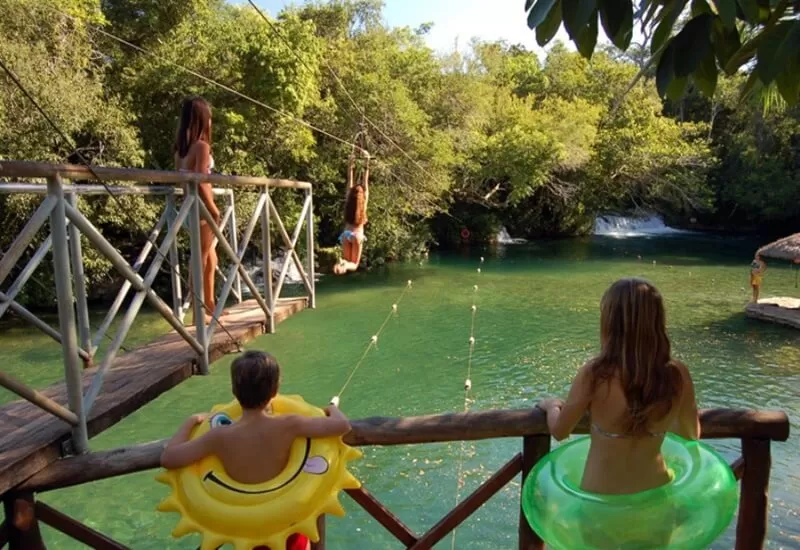 Duas crianças no deck de um lago em Bonito (MS)