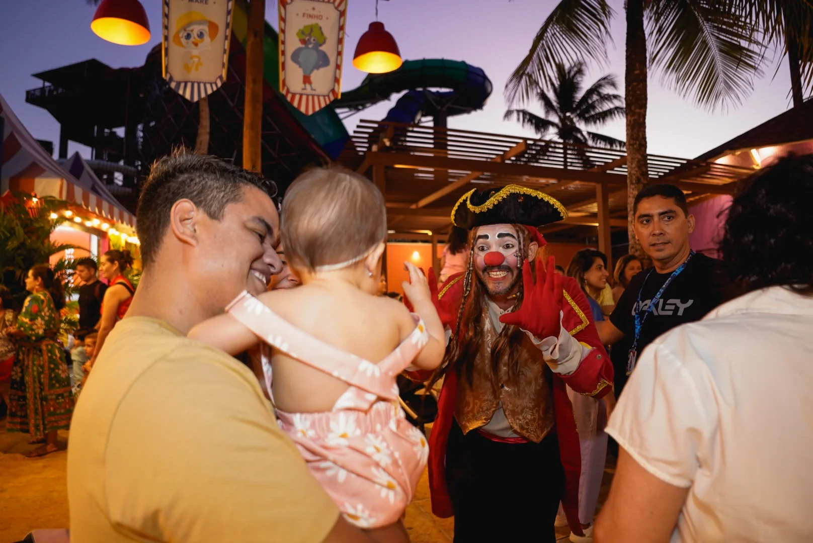 Pai e sua filha brincando com palhaço em praia de Fortaleza (CE)