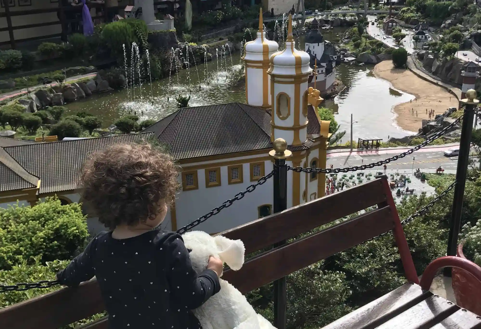 Criança na varanda de casa em Gramado (RS)