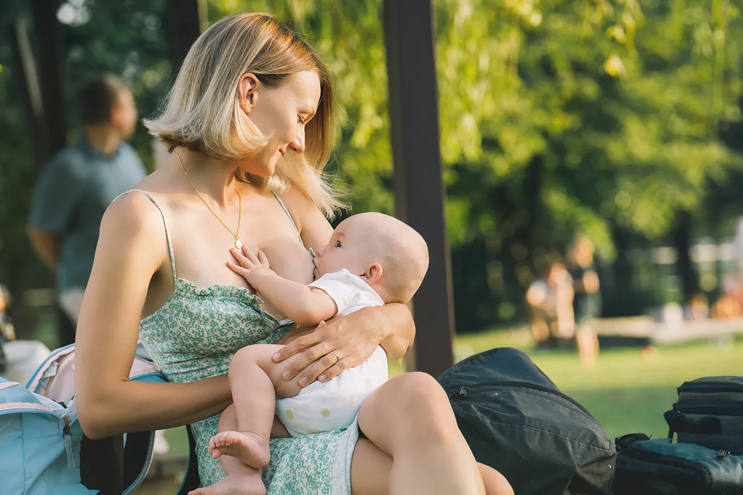 Mãe amamentando bebê em público
