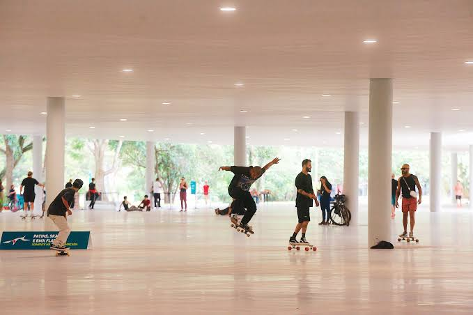 a pista de skate e patins na marquise ibirapuera é uma das melhores atividades gratuitas para fazer com as crianças