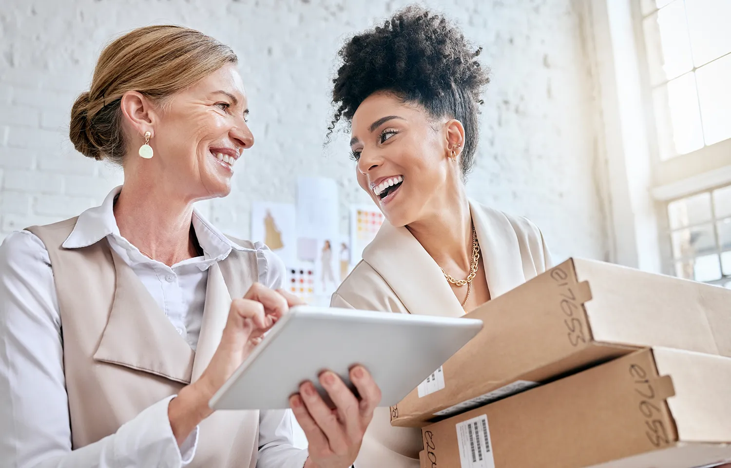Duas empreendedoras felizes com grande numero de vendas de seus produtos para clientes fidelizados