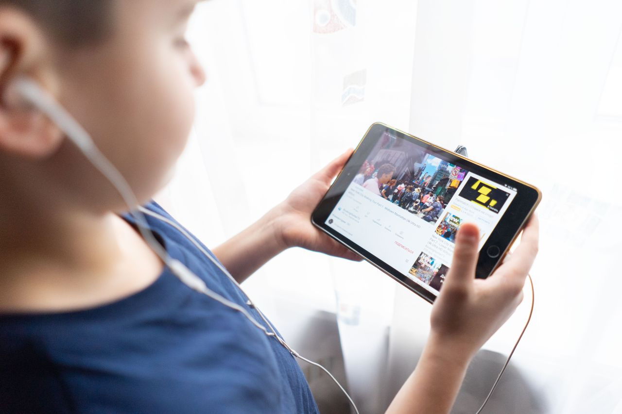 Criança assistindo canais educativos no youtube