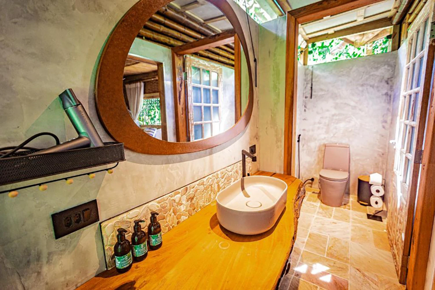 Banheiro do quarto no Banana Bamboo EcoResort