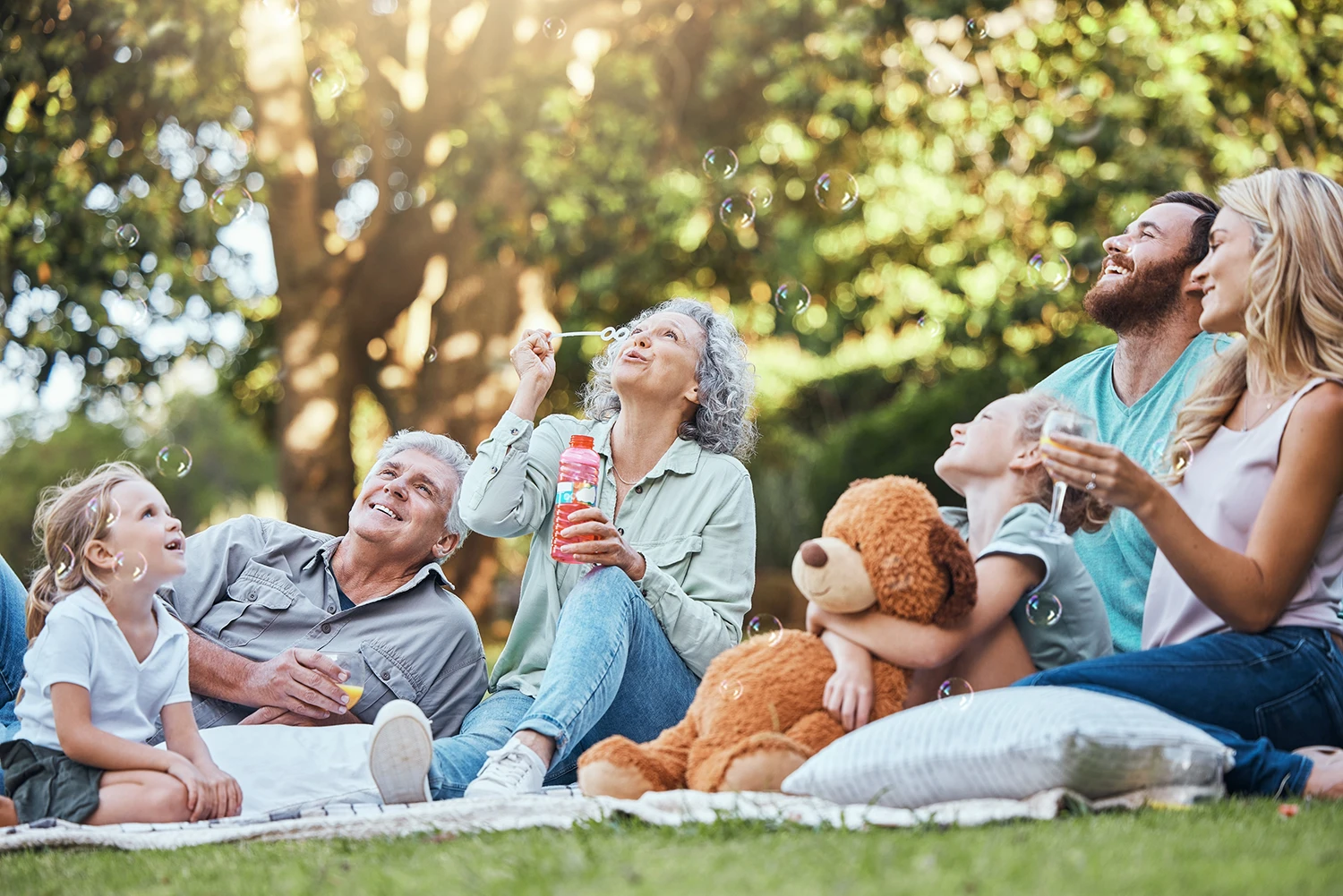 Família com avós brincando com netos no parque ao ar livre
