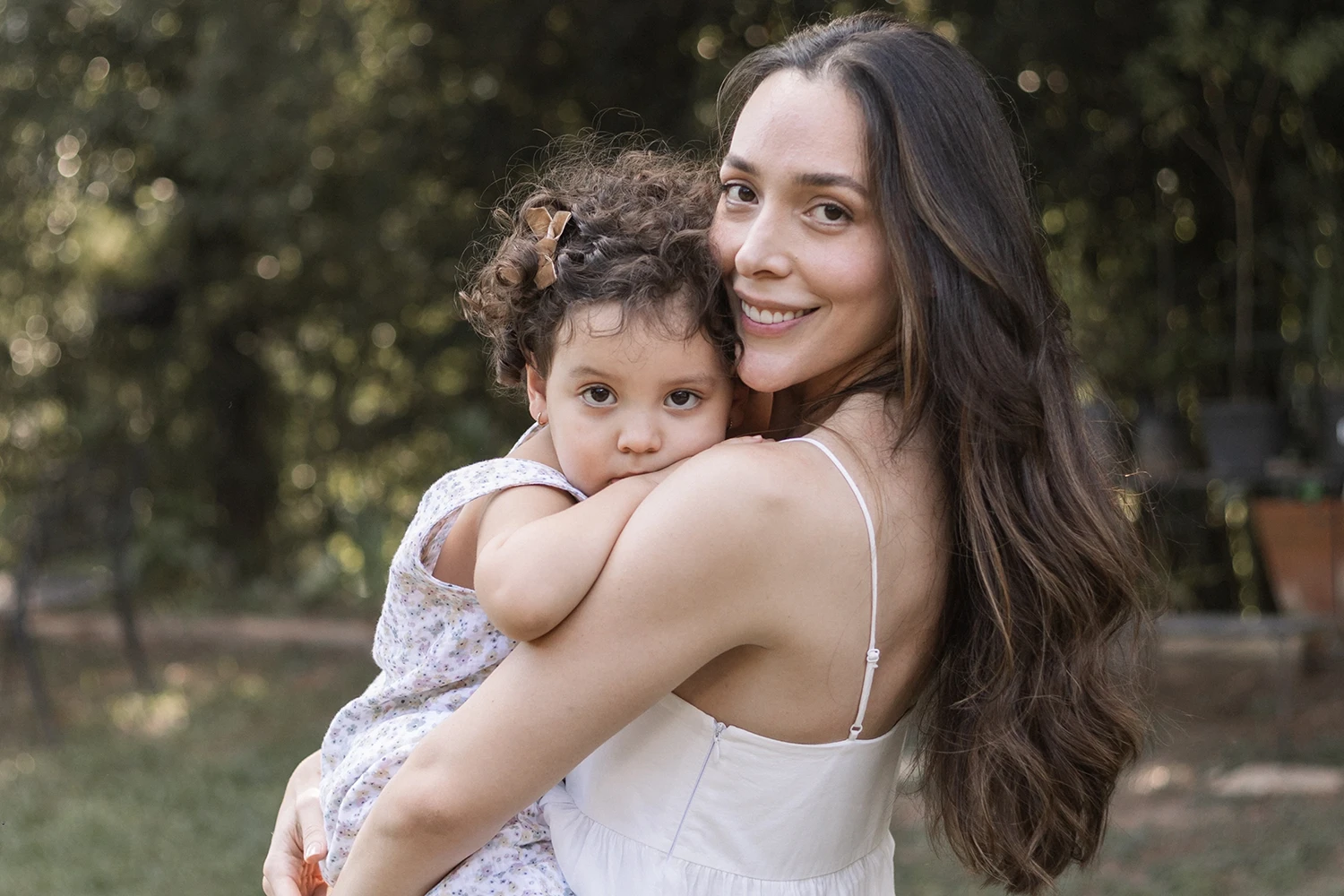 Isabella Name, fundadora da BOMLO Kids, com sua filha no colo