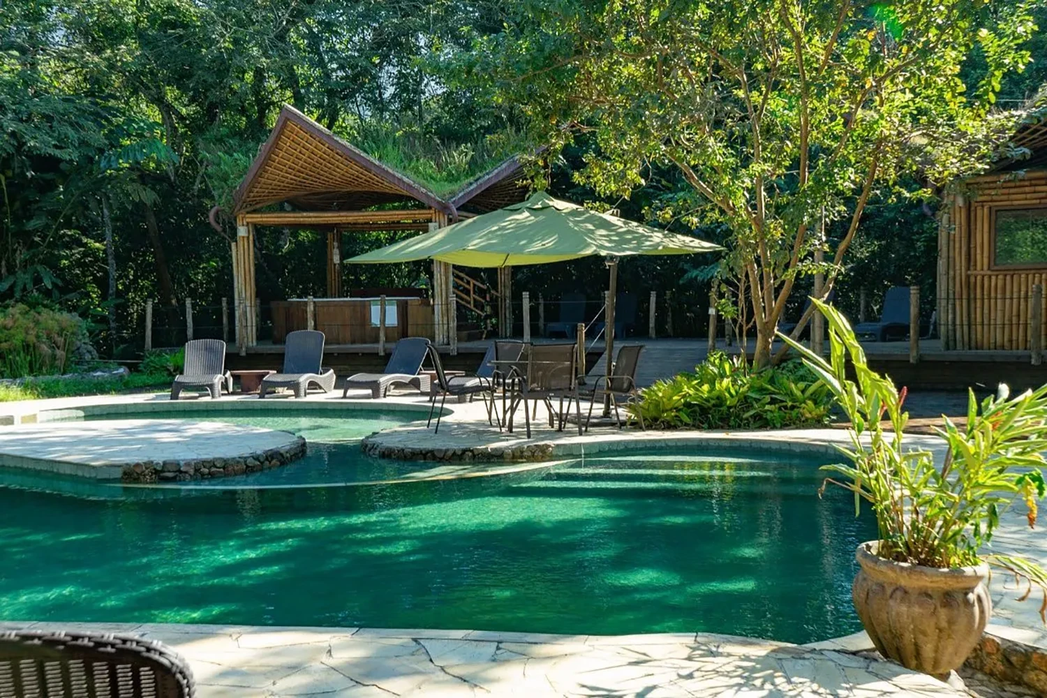 Piscina no Banana Bamboo EcoResort