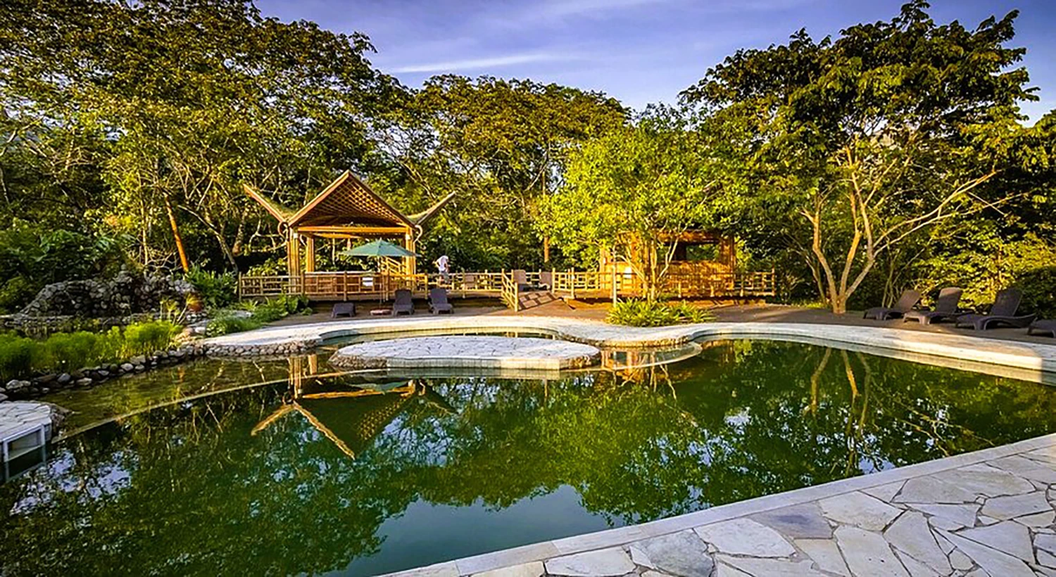 Piscina natural sustentável no Banana Bamboo EcoResort