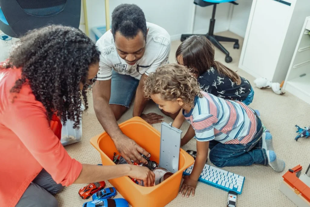 Família brincando juntos após momento de adoção bem sucedido